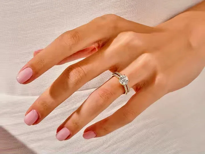 The Round Duo Pavé – Radiant Intertwined Bridal Set - Image 7